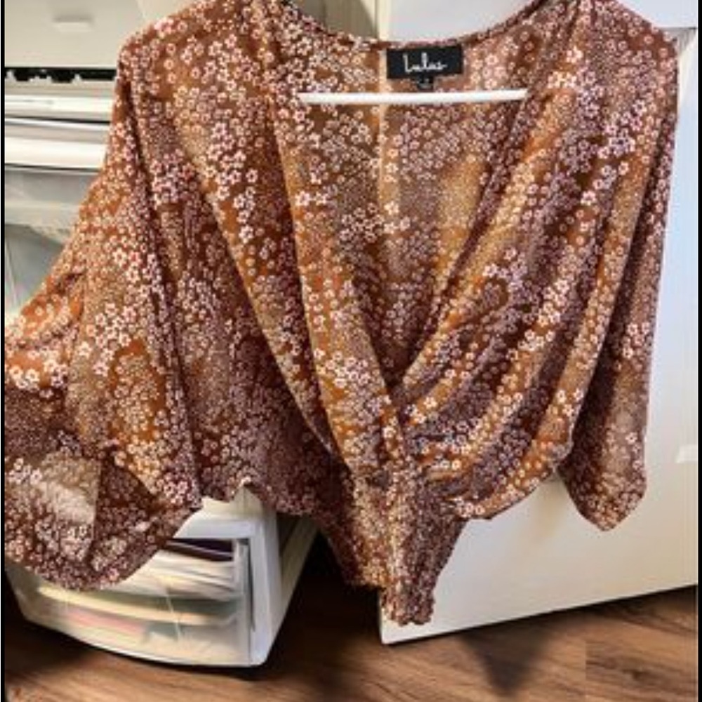Lulu’s flowy top